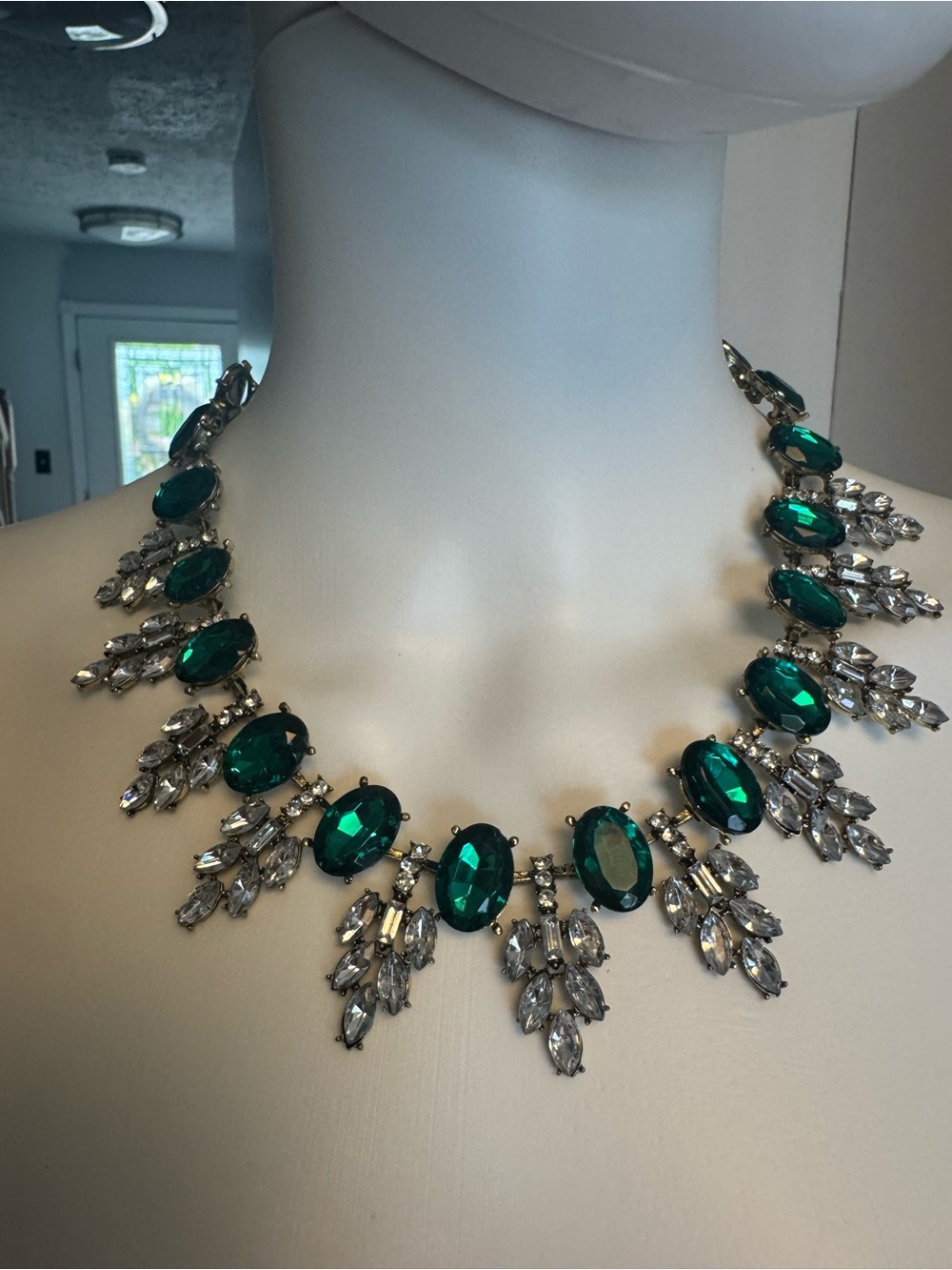 Aratta silent Journey Emerald Crystal Statement Necklace - Green
